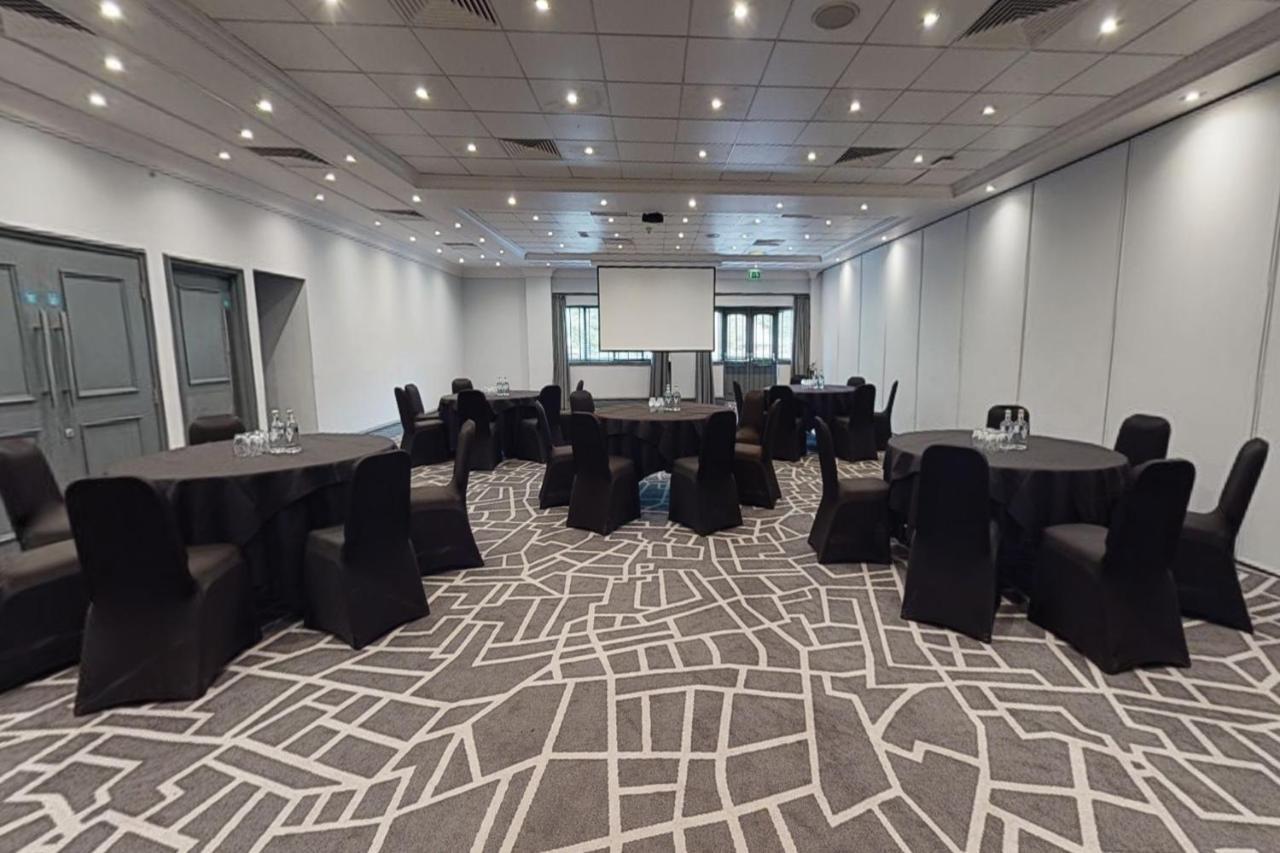Village Hotel Warrington Exterior foto