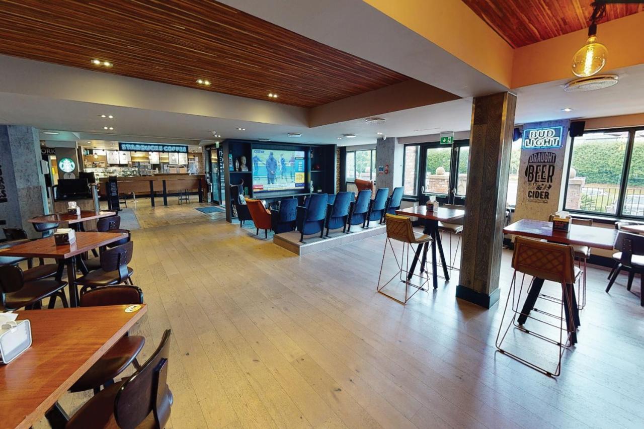 Village Hotel Warrington Exterior foto