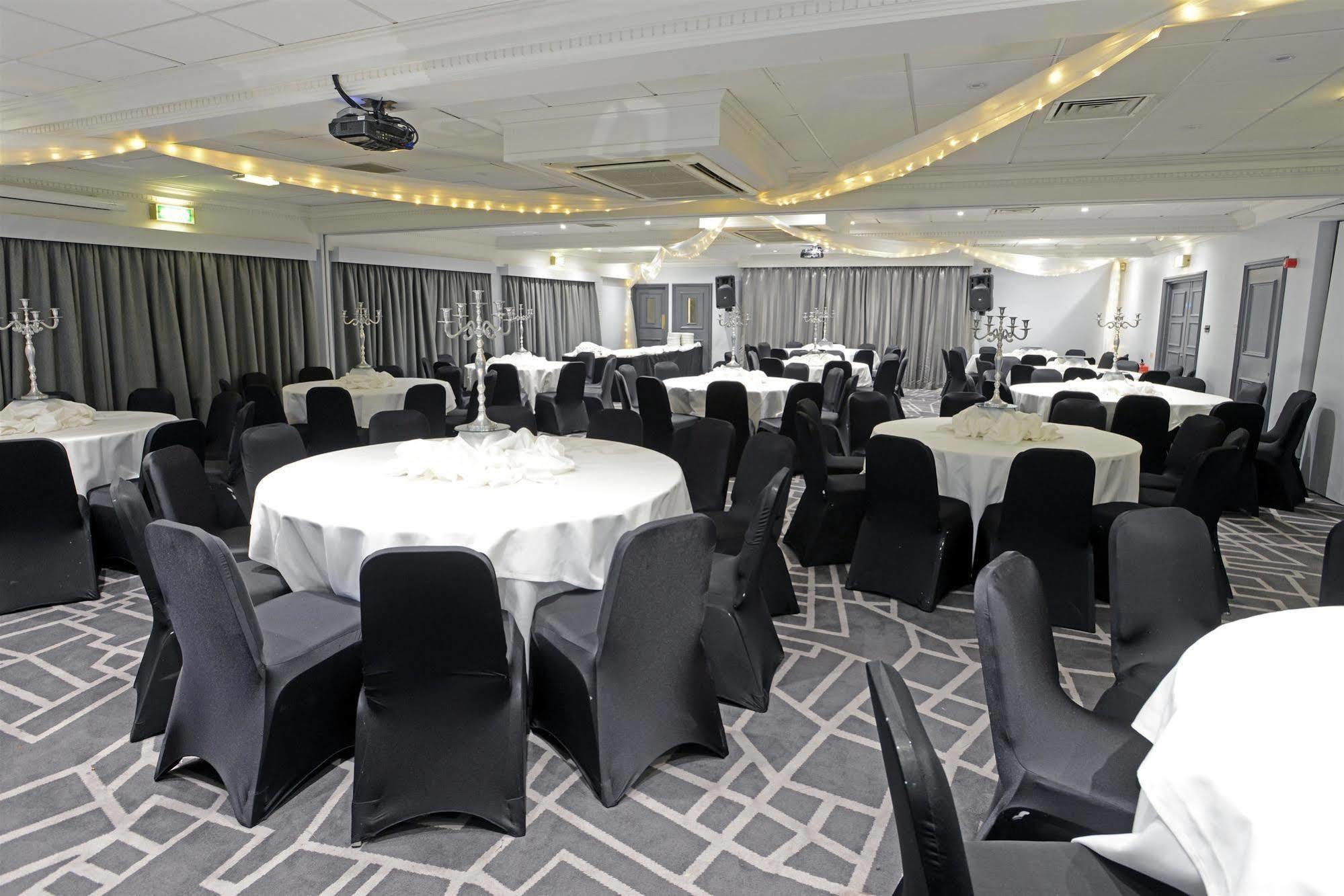 Village Hotel Warrington Exterior foto