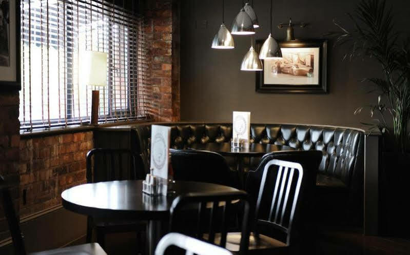 Village Hotel Warrington Exterior foto